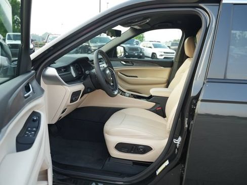 Used 2023 Jeep Grand Cherokee L Limited w/ Luxury Tech Group II RWD image 12