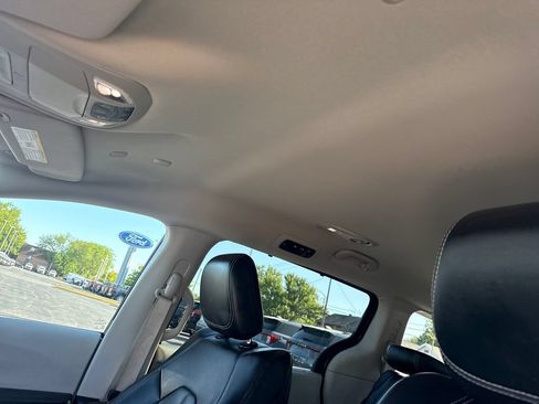 Used 2023 Chrysler Pacifica Touring-L FWD image 16