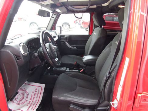 Used 2018 Jeep Wrangler Unlimited Sahara image 17