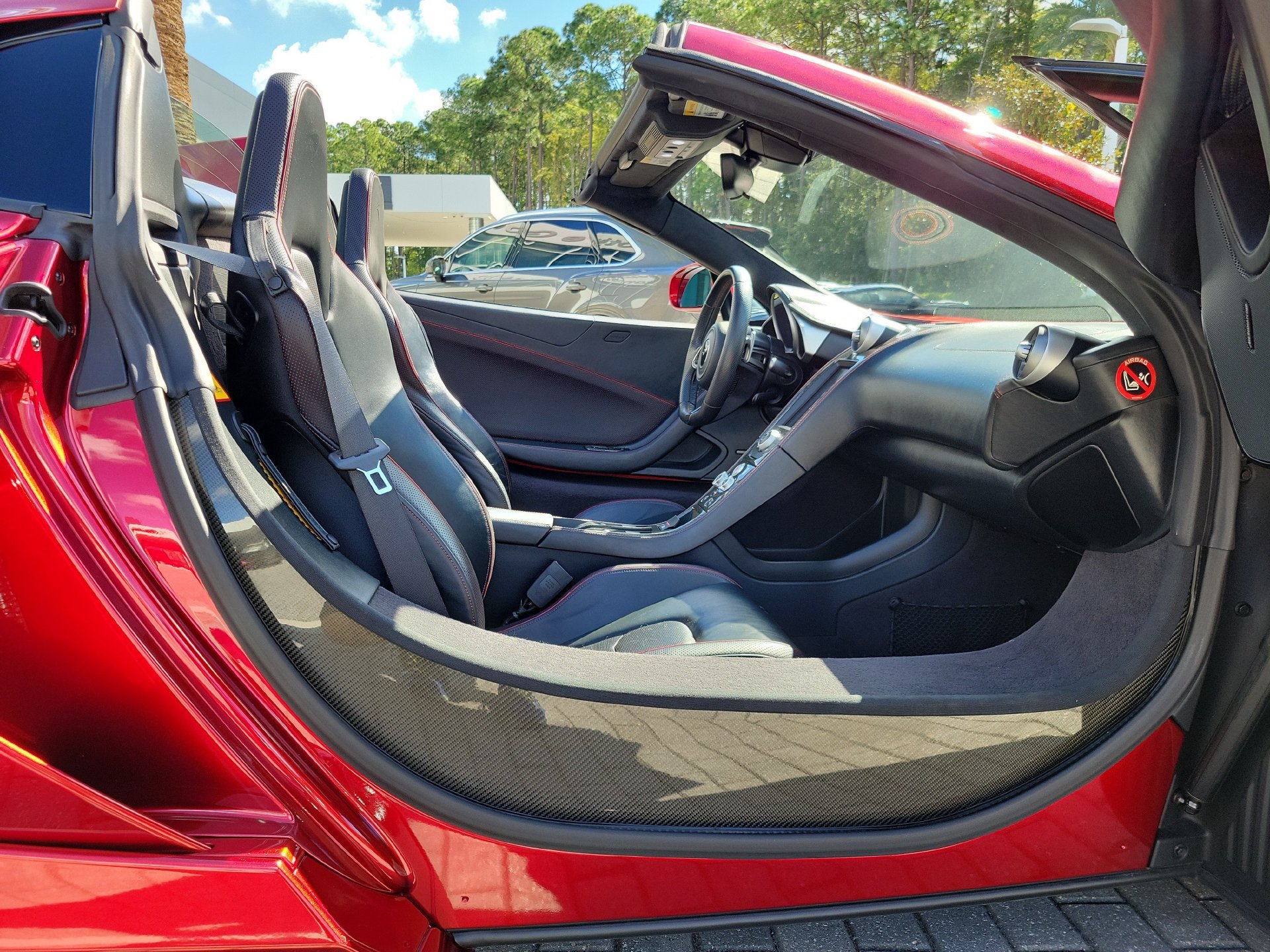 Used 2015 McLaren 650S Spider RWD image 4