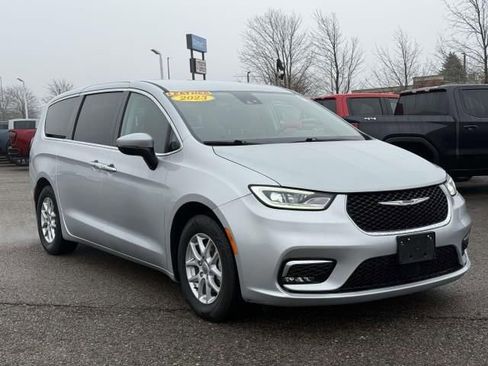 Used 2023 Chrysler Pacifica Touring-L image 4