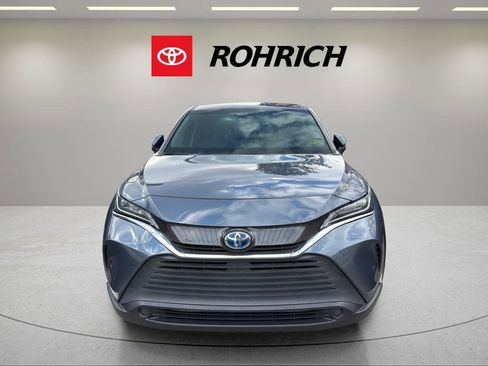 Used 2022 Toyota Venza LE image 2