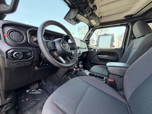Used 2025 Jeep Wrangler Unlimited Rubicon AWD/4WD image 9