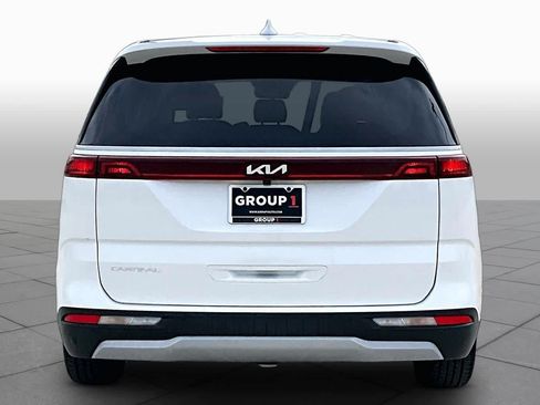 Used 2023 Kia Carnival EX FWD image 5