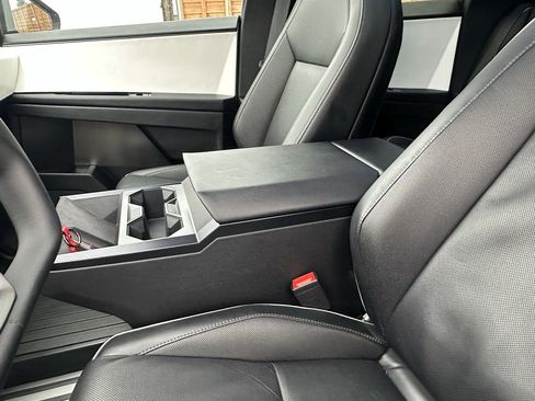 Used 2024 Tesla Cybertruck AWD Crew Cab image 22