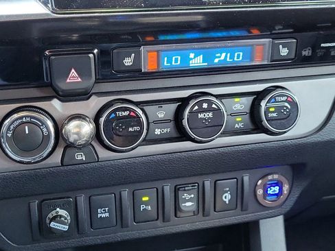 Used 2016 Toyota Tacoma TRD Off-Road w/ Premium & Technology Package AWD/4WD image 32