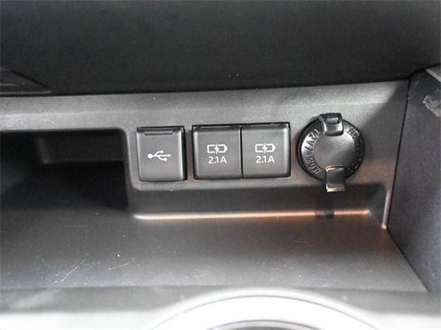 Used 2020 Toyota Highlander XLE image 29