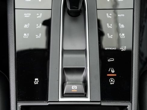 Certified 2026 Porsche Macan AWD/4WD image 22