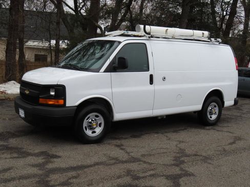 Used 2013 Chevrolet Express 2500 image 2