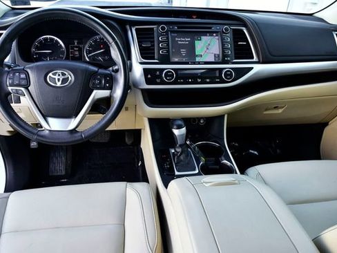 Used 2016 Toyota Highlander XLE AWD/4WD image 17