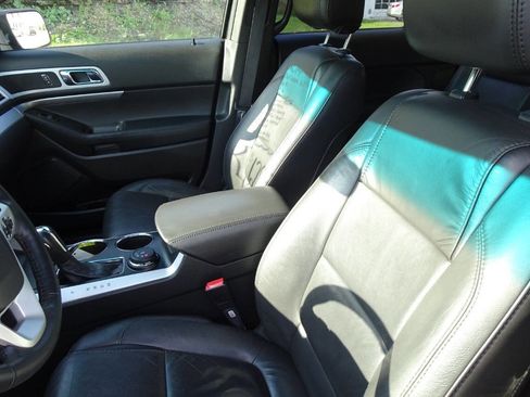 Used 2014 Ford Explorer XLT w/ Equipment Group 202A AWD/4WD image 17