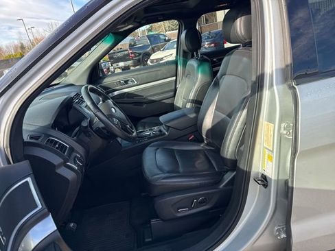 Used 2016 Ford Explorer XLT w/ Equipment Group 202A image 13