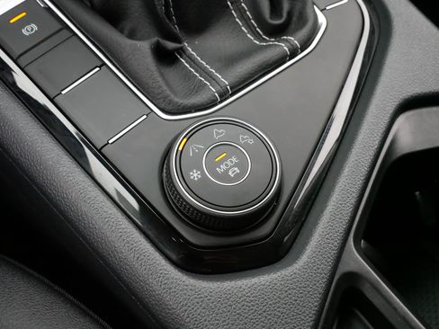 Certified 2024 Volkswagen Taos SE w/ Panoramic Sunroof Package image 28