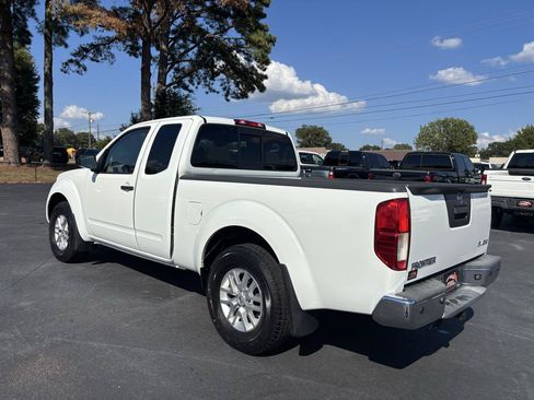 Used 2014 Nissan Frontier SV w/ SV Value Truck Package AWD/4WD image 4