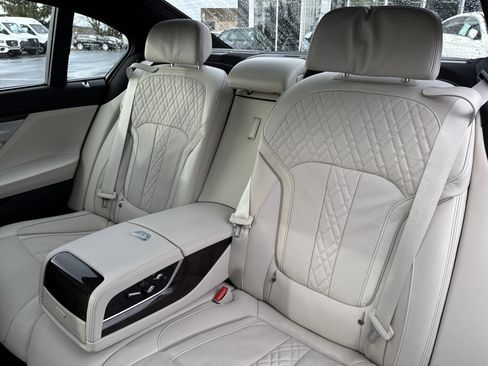 Used 2022 BMW ALPINA B7 xDrive image 33