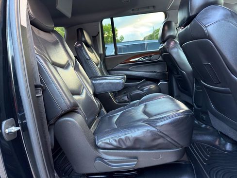 Used 2020 Cadillac Escalade ESV Premium Luxury AWD/4WD image 18