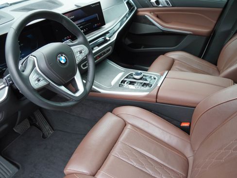 Used 2024 BMW X7 xDrive40i w/ Premium Package AWD/4WD image 9