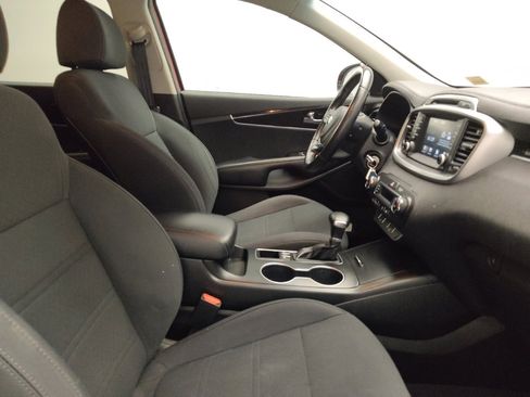 Used 2019 Kia Sorento LX w/ LX Convenience Package image 21