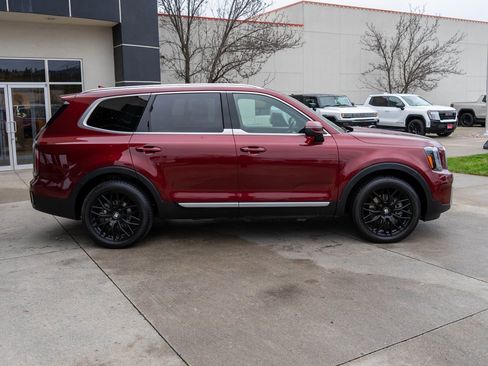 Used 2023 Kia Telluride EX w/ EX Captain's Chair Package image 8