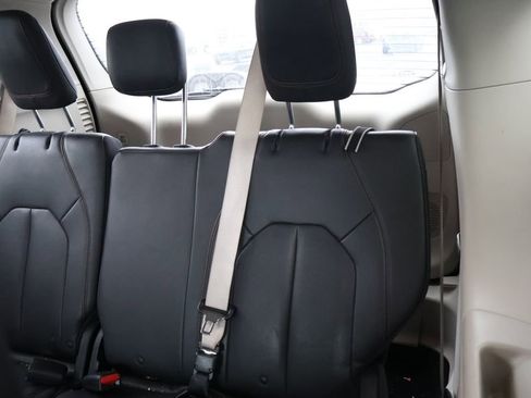 Used 2017 Chrysler Pacifica Touring-L Plus w/ Tire & Wheel Group image 30