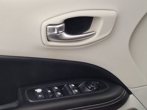 Used 2019 Jeep Compass Latitude FWD image 27