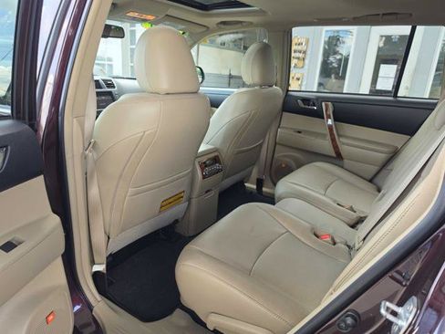 Used 2011 Toyota Highlander Limited w/ Tow Pkg AWD/4WD image 12
