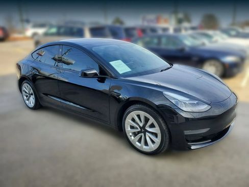 Used 2022 Tesla Model 3 Standard Range image 11