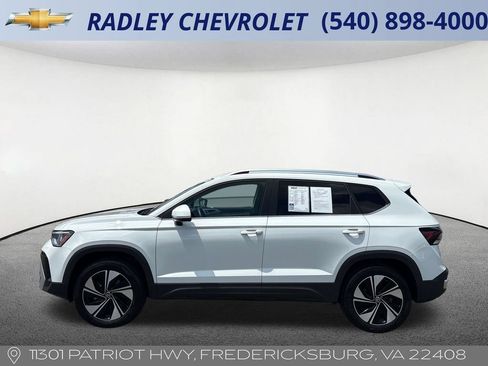 Used 2025 Volkswagen Taos SE AWD/4WD image 16