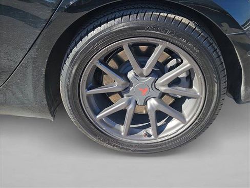 Used 2018 Tesla Model 3 Mid Range image 7