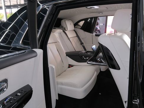 Used 2022 Rolls-Royce Phantom Sedan w/ The Phantom Package RWD image 18