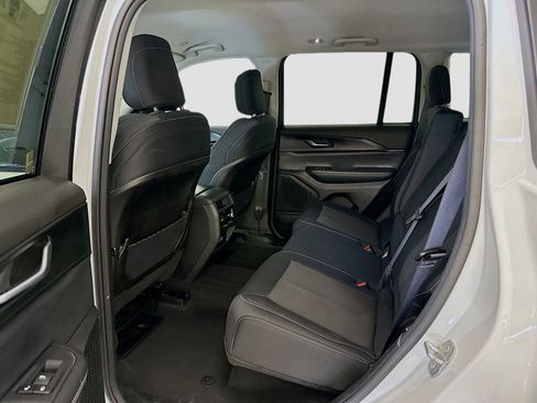 Used 2023 Jeep Grand Cherokee Laredo image 28