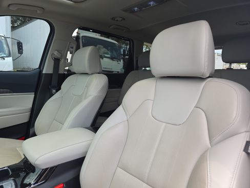 Used 2024 Kia Telluride EX w/ EX Captain's Chair Package AWD/4WD image 25
