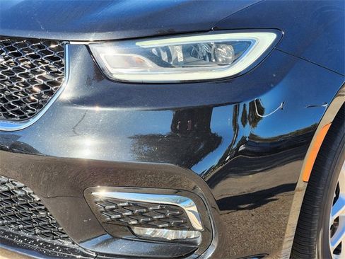 Certified 2024 Chrysler Pacifica Touring-L image 8