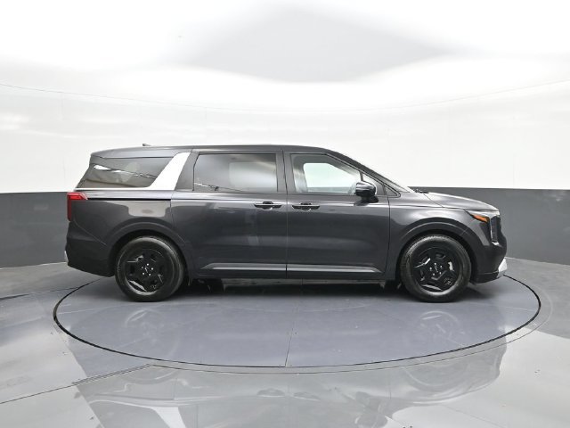 Used 2025 Kia Carnival FWD image 23