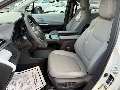 Used 2025 Toyota Sienna XLE image 8