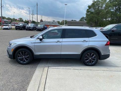 Used 2023 Volkswagen Tiguan SE w/ Panoramic Sunroof Package AWD/4WD image 9