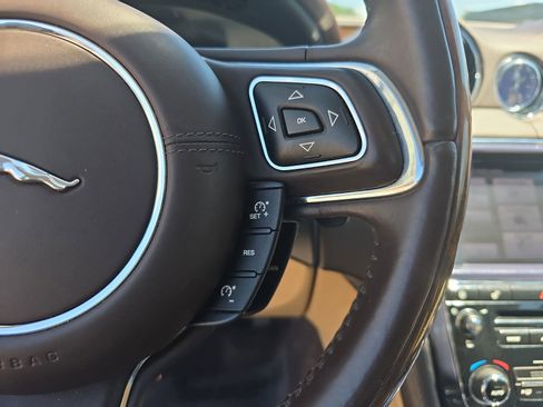 Used 2013 Jaguar XJ image 20