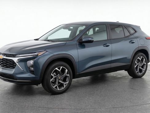 Used 2025 Chevrolet Trax LT FWD image 3