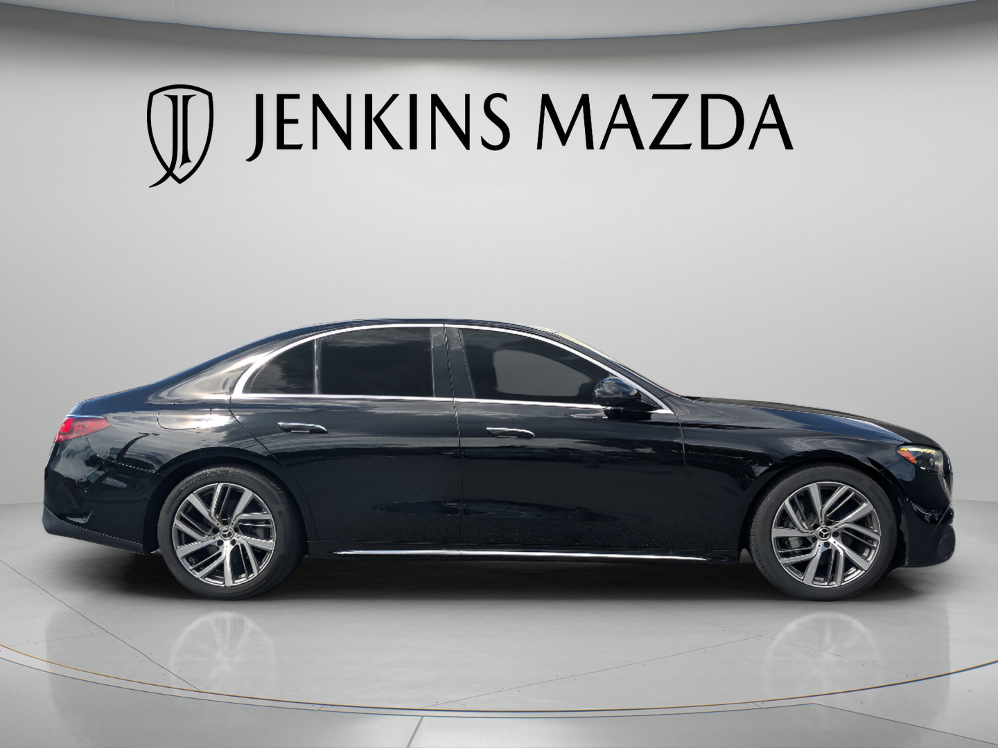 Used 2025 Mercedes-Benz E 350 4MATIC Sedan image 3