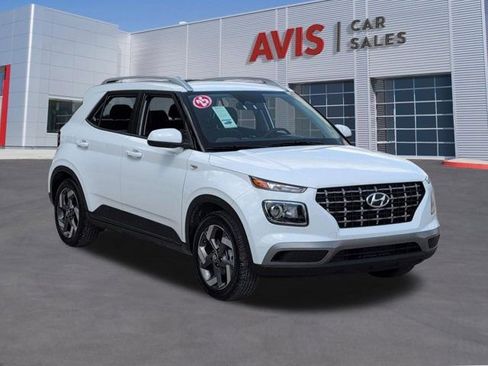 Used 2025 Hyundai Venue SEL FWD image 3
