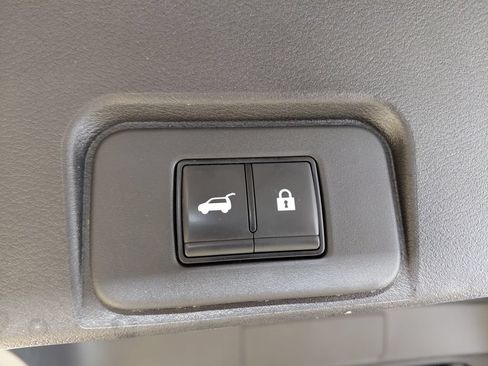 Used 2025 Nissan Rogue SV AWD/4WD image 38