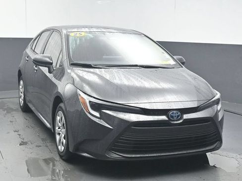 Used 2025 Toyota Corolla LE w/ Convenience Package FWD image 2