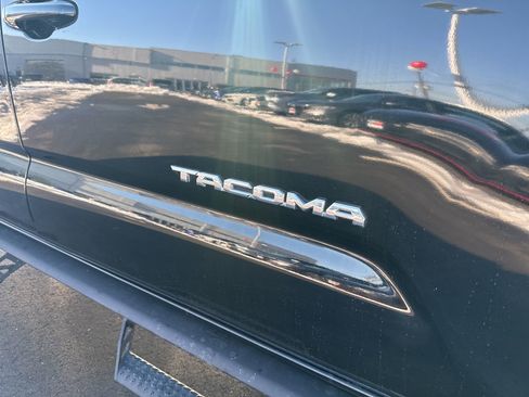 Used 2023 Toyota Tacoma TRD Off-Road image 9