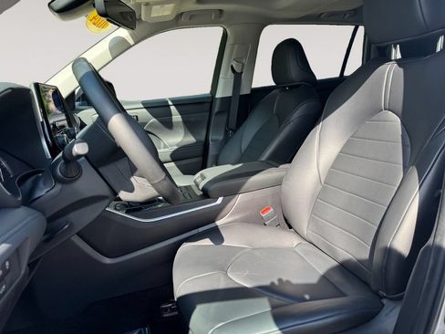 Used 2024 Toyota Highlander XLE AWD/4WD image 9
