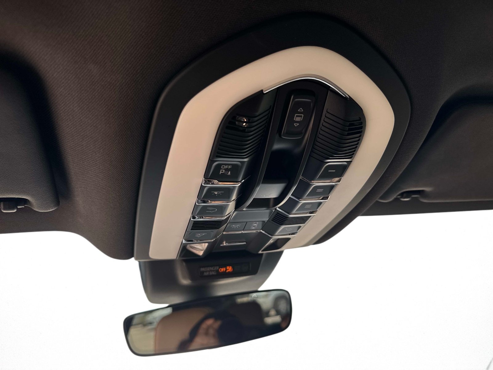 Used 2023 Porsche Macan Turbo AWD/4WD image 28