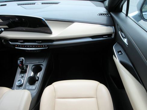 Certified 2024 Cadillac XT4 Luxury w/ Cold Weather Package FWD image 18