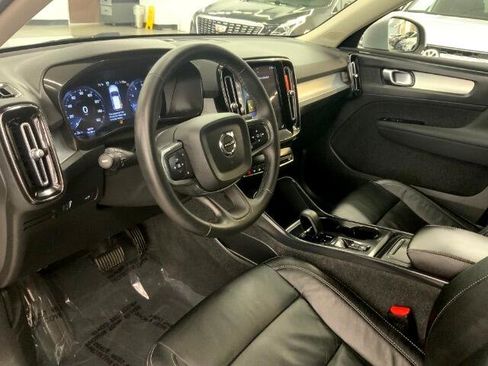 Used 2022 Volvo XC40 T4 Momentum image 9