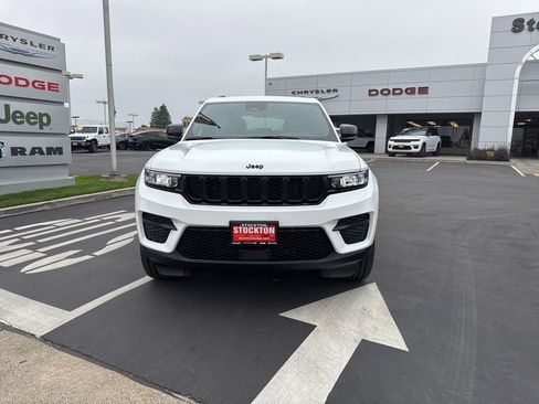 New 2025 Jeep Grand Cherokee Altitude image 13