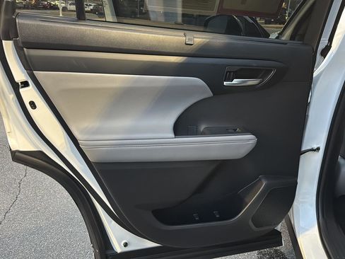 Certified 2022 Toyota Highlander XLE image 15