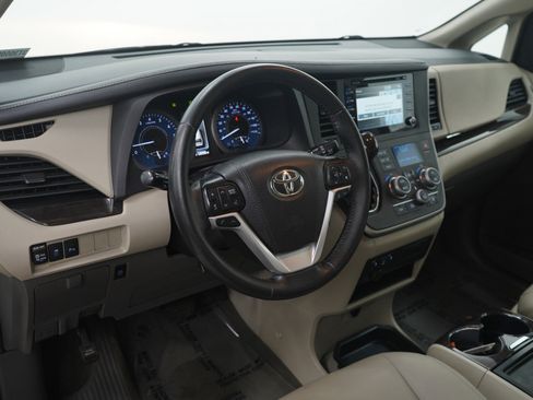 Used 2020 Toyota Sienna XLE image 23